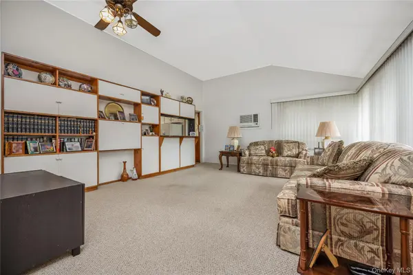 2 Mozart LN, Bethpage, NY 11714