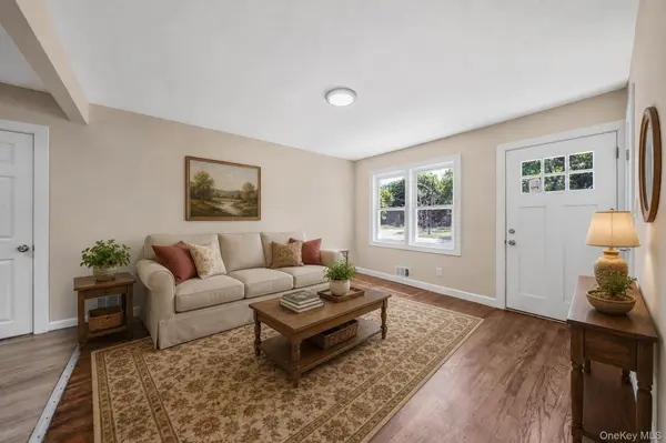 948 Walker ST, Bellport, NY 11713