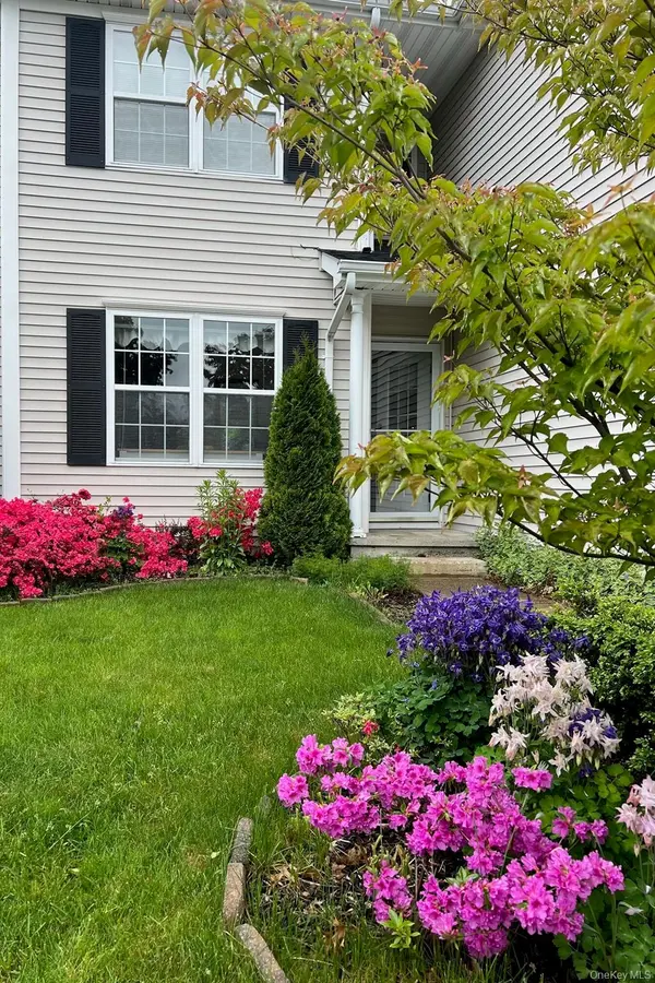 66 Tee LN, Red Hook, NY 12571