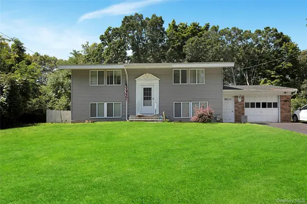 12 Deer LN, East Setauket, NY 11733