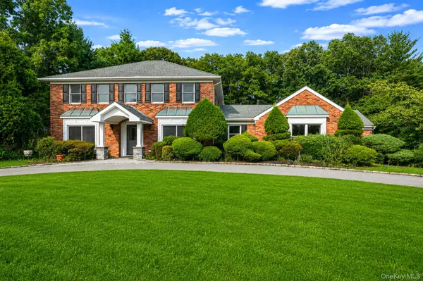 10 Springmeadow DR, Kings Park, NY 11754