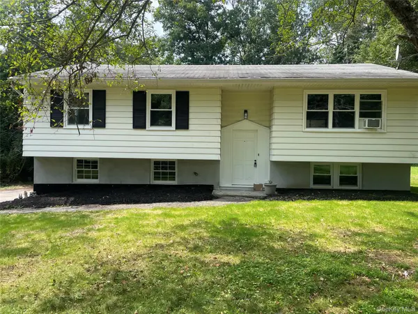 15 Vandewater DR, Wappingers Falls, NY 12590