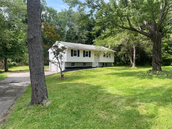 15 Vandewater DR, Wappingers Falls, NY 12590
