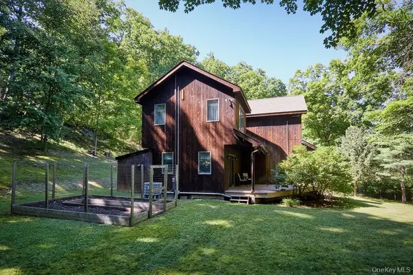10 Dickman Farm RD, Red Hook, NY 12571