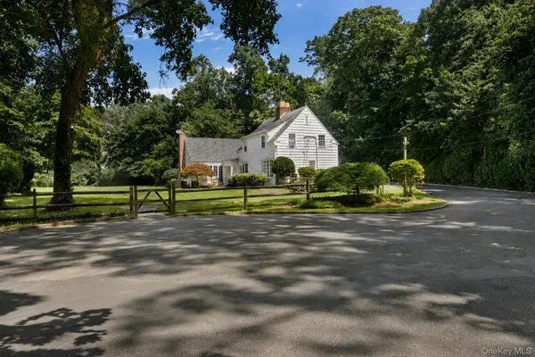 1 Stonegate LN, Old Brookville, NY 11545