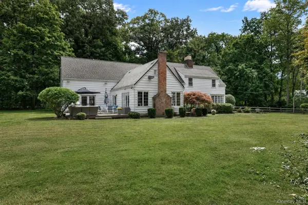 1 Stonegate LN, Old Brookville, NY 11545