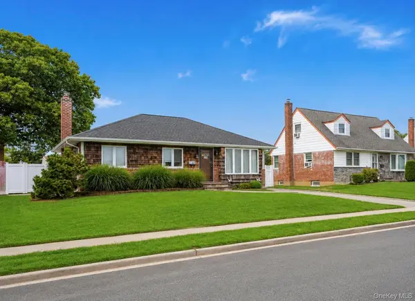 15 Lowell DR, Farmingdale, NY 11735