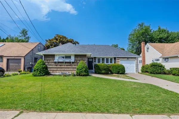 9 Leeds LN, North Babylon, NY 11703