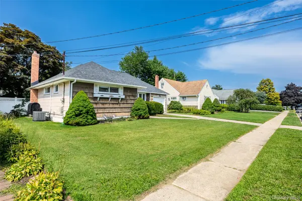 9 Leeds LN, North Babylon, NY 11703