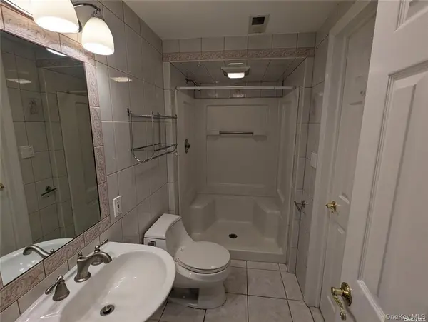 19 Comanche LN, Commack, NY 11725