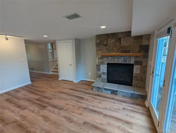 19 Comanche LN, Commack, NY 11725