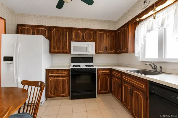 78 Rockaway Pkwy, Valley Stream, NY 11580