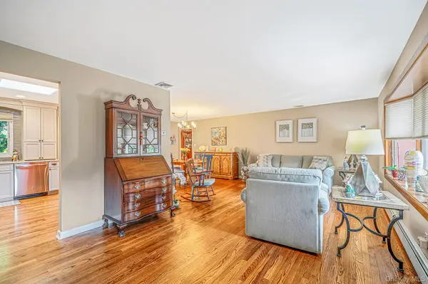 46 Marbeth CIR, Miller Place, NY 11764