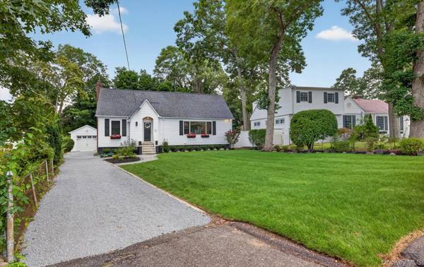 32 Horton DR, South Huntington, NY 11746
