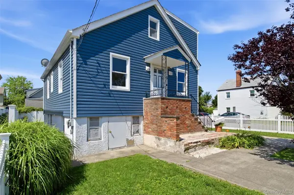 8 5th ST, Bayville, NY 11709