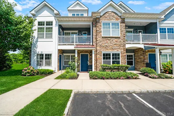 93 Millie CT, Patchogue, NY 11772