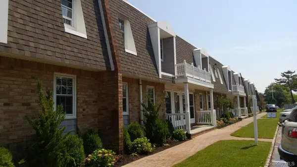 10 Mainsail DR #1-04, Patchogue, NY 11772