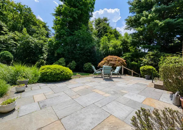 16 Woodhull RD, East Setauket, NY 11733