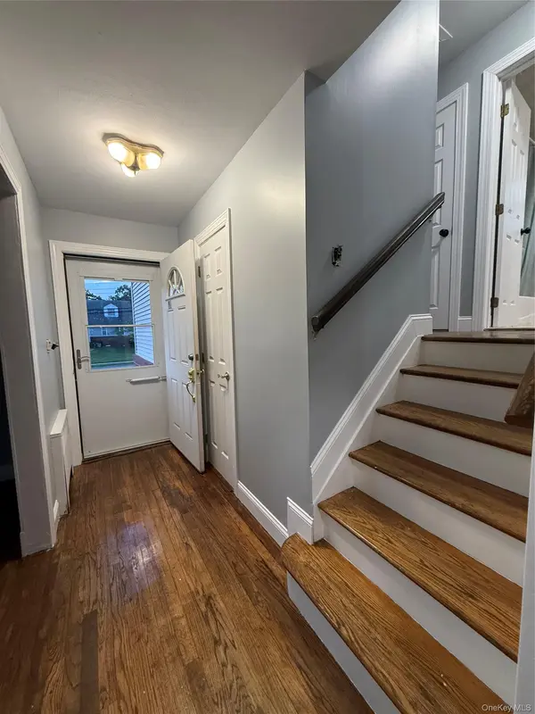 6 Gateway ST, Bethpage, NY 11714