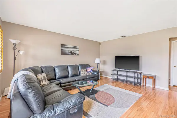25 Merritt ST, Lindenhurst, NY 11757