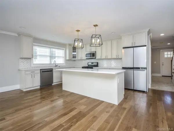 15 B Dunes LN, Port Washington, NY 11050