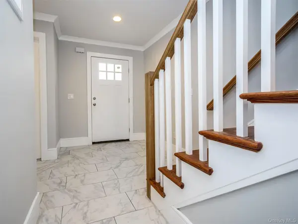 15 B Dunes LN, Port Washington, NY 11050