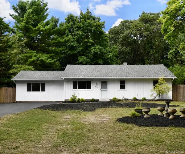 76 Wards LN, Bellport, NY 11713