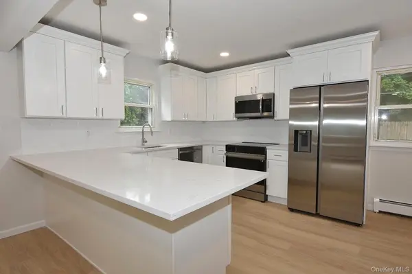 76 Wards LN, Bellport, NY 11713