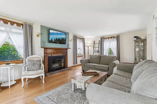21 Manchester LN, Stony Brook, NY 11790