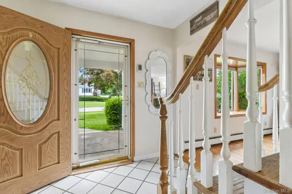 21 Manchester LN, Stony Brook, NY 11790