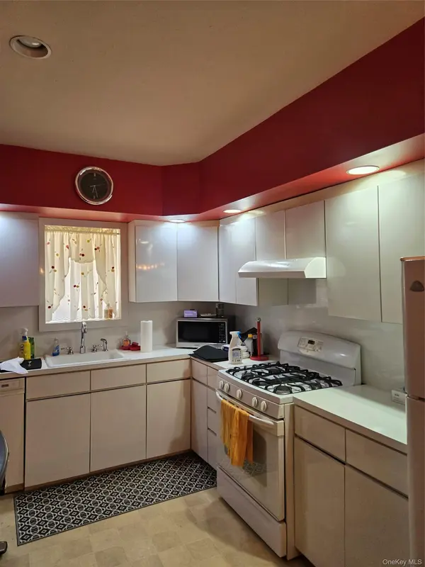 70-22 68th ST, Glendale, NY 11385