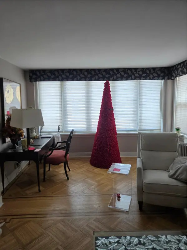 70-22 68th ST, Glendale, NY 11385