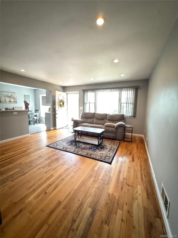 82 E Hollywood AVE, Lindenhurst, NY 11757