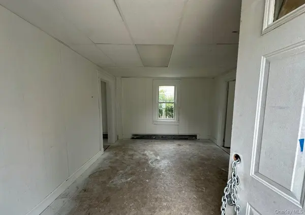 90 E 3rd ST, Huntington Station, NY 11746