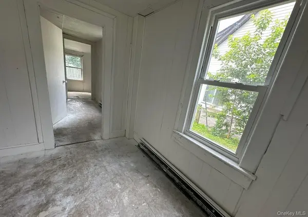 90 E 3rd ST, Huntington Station, NY 11746