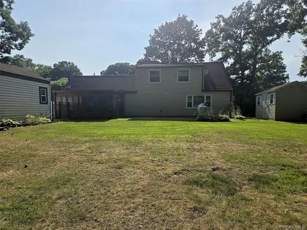 60 Meyer LN, Medford, NY 11763