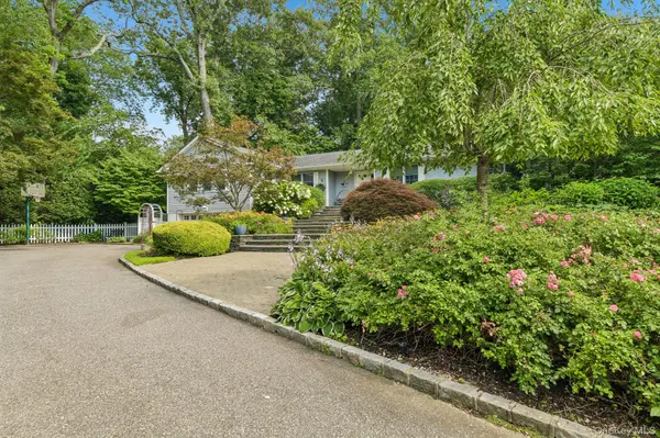 24 Vanad DR, East Hills, NY 11576