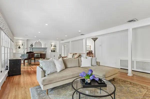 24 Vanad DR, East Hills, NY 11576