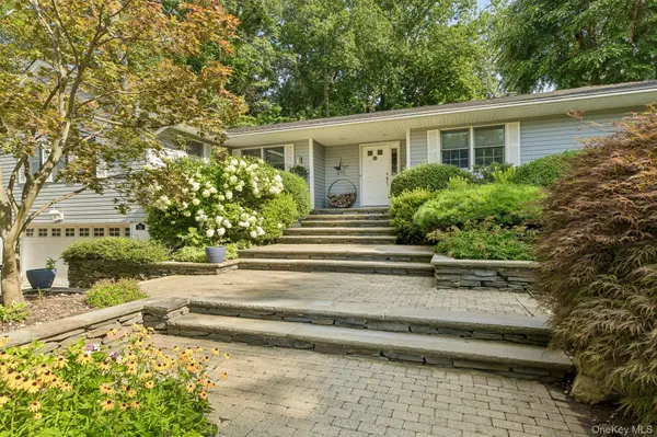 24 Vanad DR, East Hills, NY 11576
