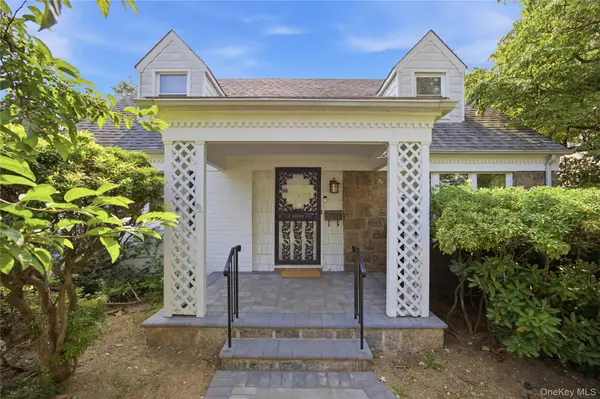 102 Stephan Marc LN, New Hyde Park, NY 11040