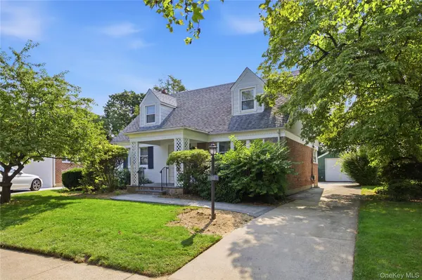 102 Stephan Marc LN, New Hyde Park, NY 11040