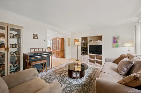 102 Stephan Marc LN, New Hyde Park, NY 11040