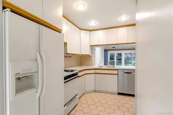 11 Rose CT, East Islip, NY 11730