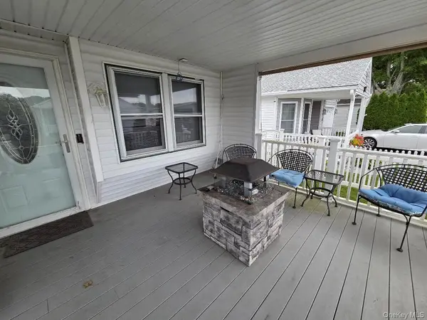 69 Dogwood LN, Manorville, NY 11949