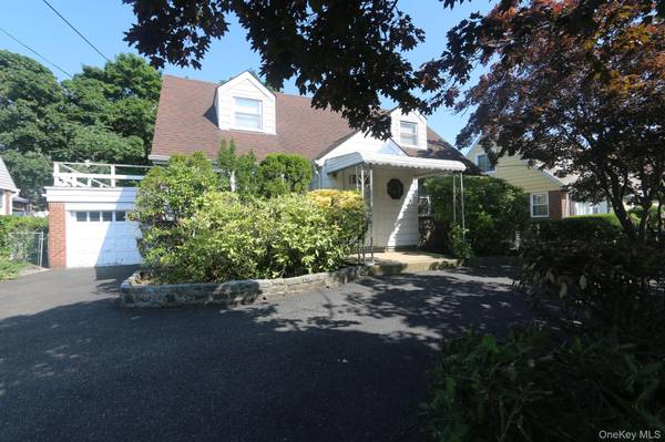 43 Ivanhoe PL, Valley Stream, NY 11580