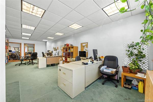 42-18 235 ST, Douglaston, NY 11363