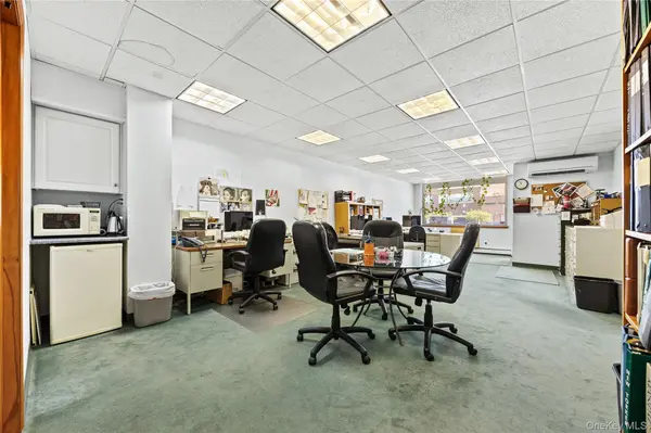 42-18 235 ST, Douglaston, NY 11363