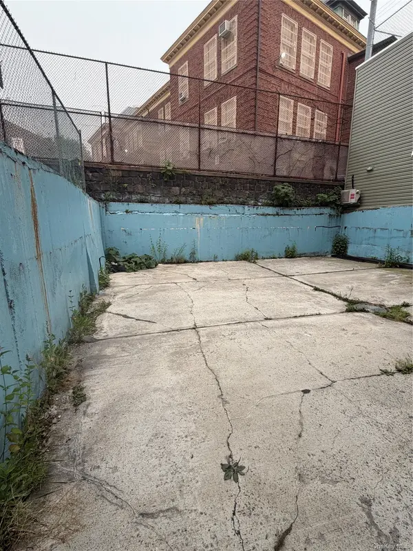 3451 Leavitt ST #3B, Flushing, NY 11354