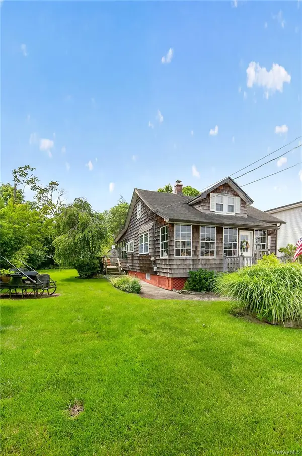 42 Cedar ST, Islip, NY 11751
