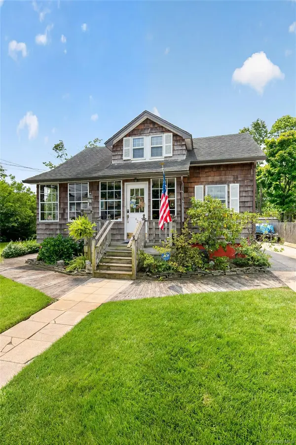 42 Cedar ST, Islip, NY 11751